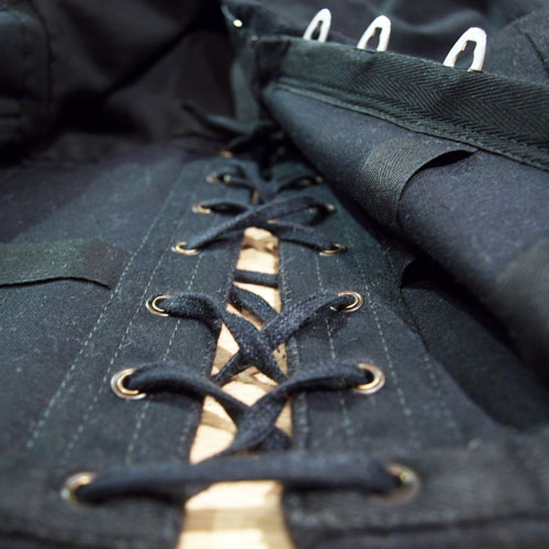 Intérieur du pantalon avec serre-taille intégré - Pantalon corseté